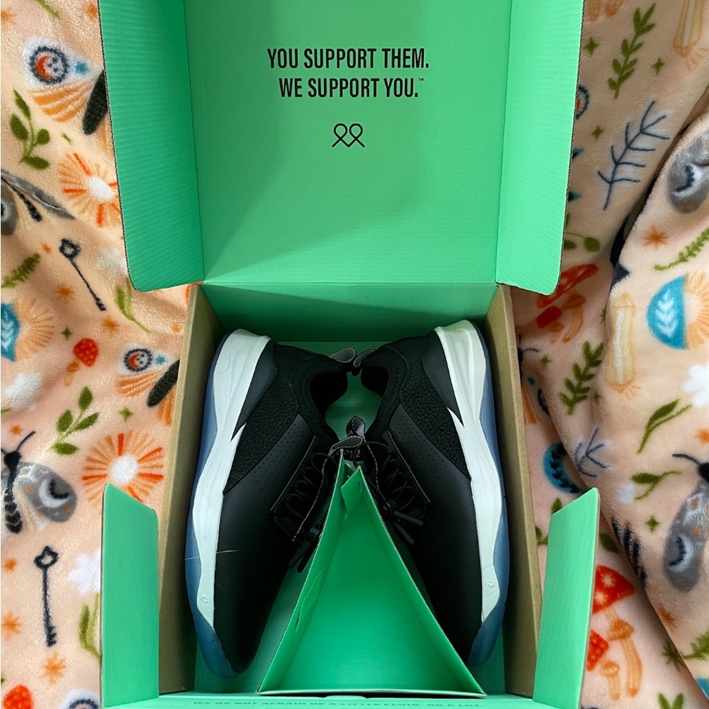 CLOVE Night shift NURSING sneakers